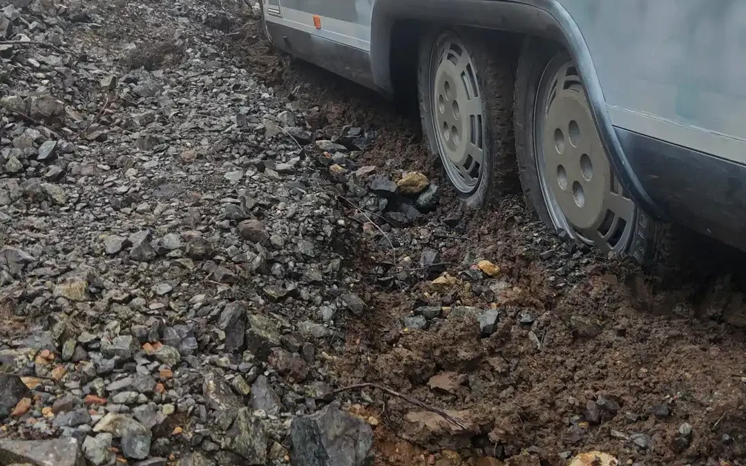 Festgefahren im Schlamm. Bergfahrten sind immer eine Herausforderung