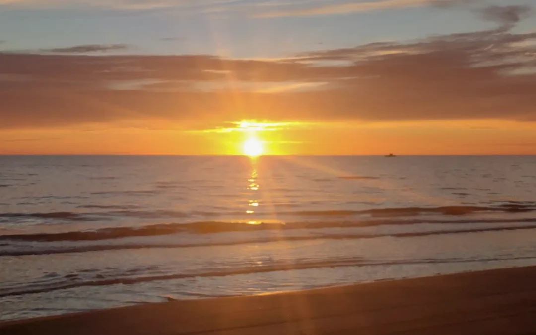 Meer, Strand und ein farbenfroher Sonnenuntergang. Weniger ist mehr - keine ablenkenden Hindernisse.