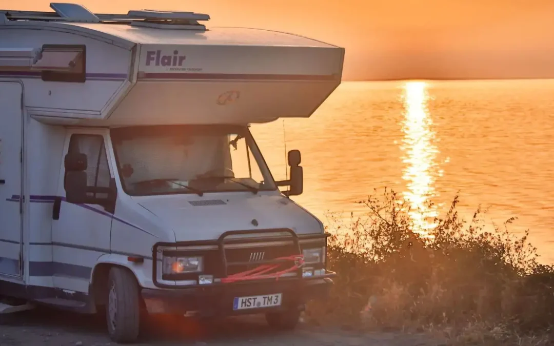 a camper van parked on a road next to the ocean. Vanlife Abenteuer und Vanlife Blog aus dem Camper