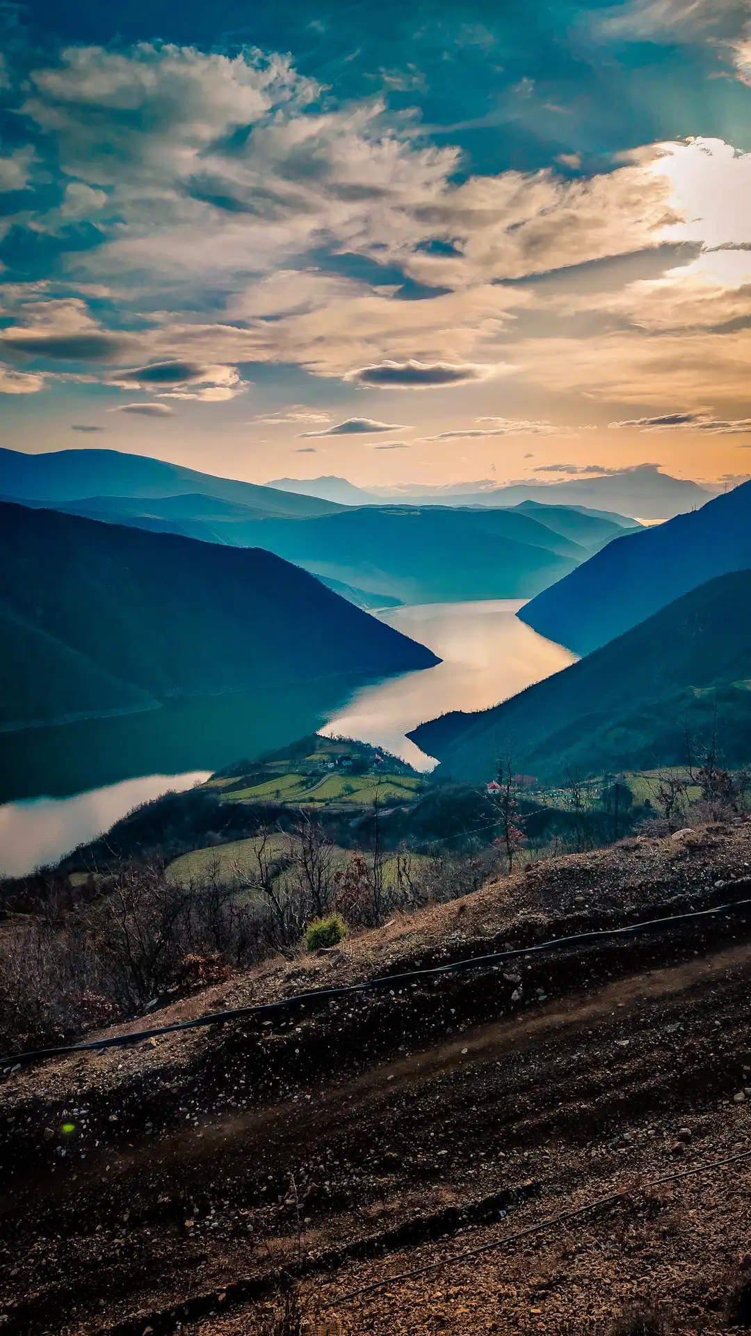 In Fierza wird einem die weite sehr bewusst. Berge, offener Himmel und ein Fluss. Ideal um vergangenes loslassen zu können