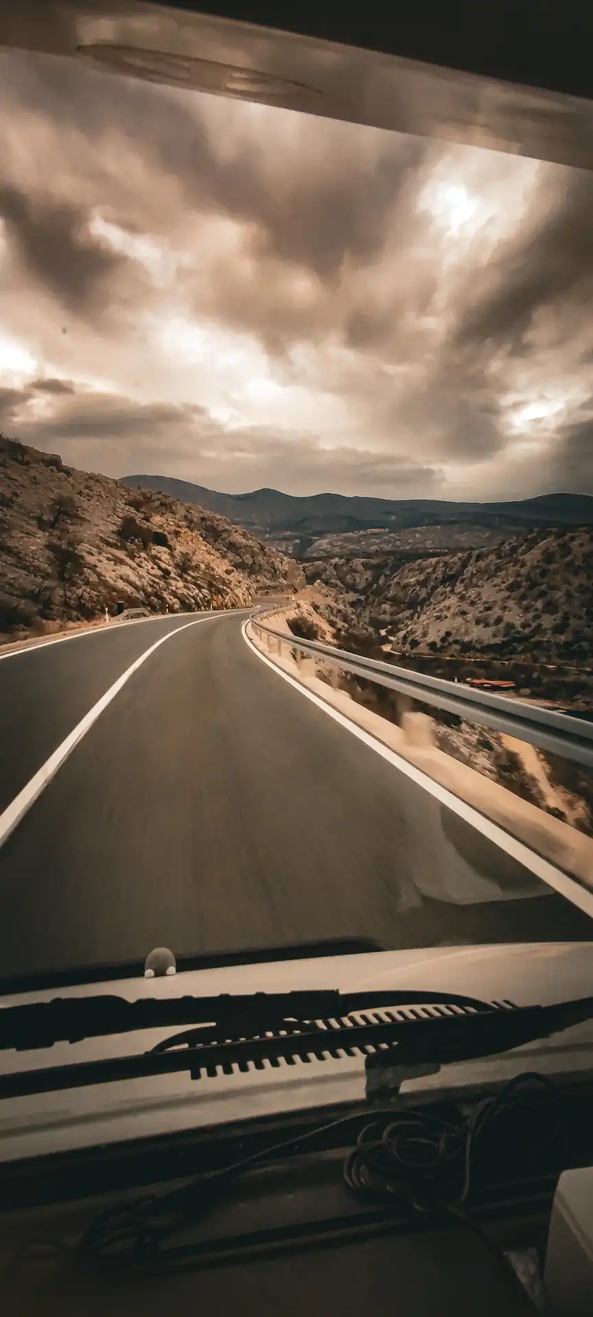 a road with mountains in the background. Der Vanlifeblog als Straße zur Persönlichkeitsentwicklung