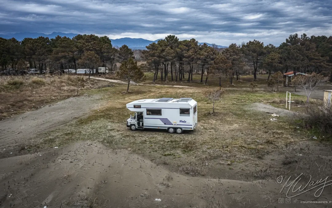 Unser Camper vor einem Wald. Nachhaltigkeit und Minimalismus ist Voraussetzung für das Vanlife. Nachhaltigkeit spielt in unseren Gedanken auch eine Rolle.