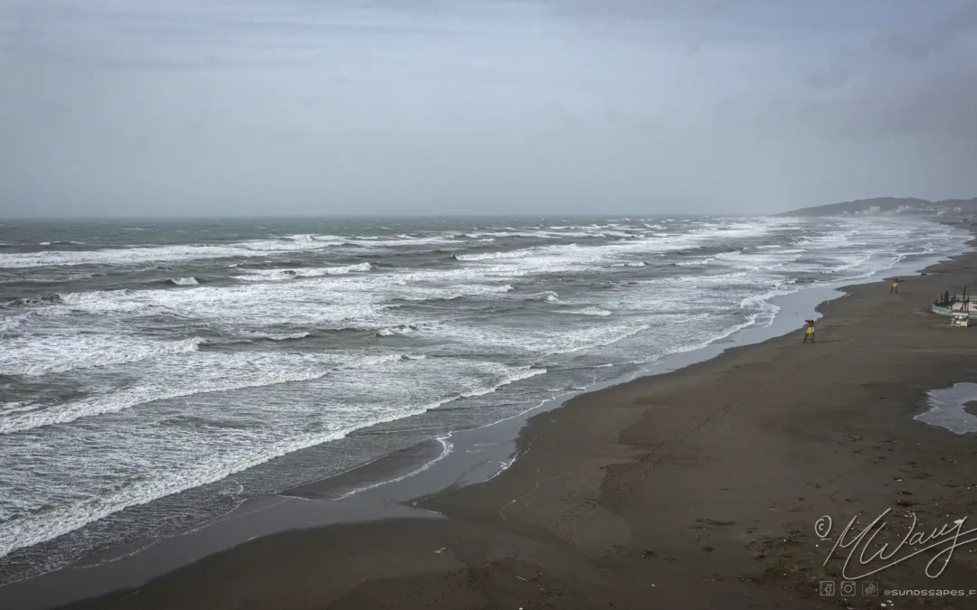 Meer mit schwarzem Sandstrand. Achtsamkeit am Meer.