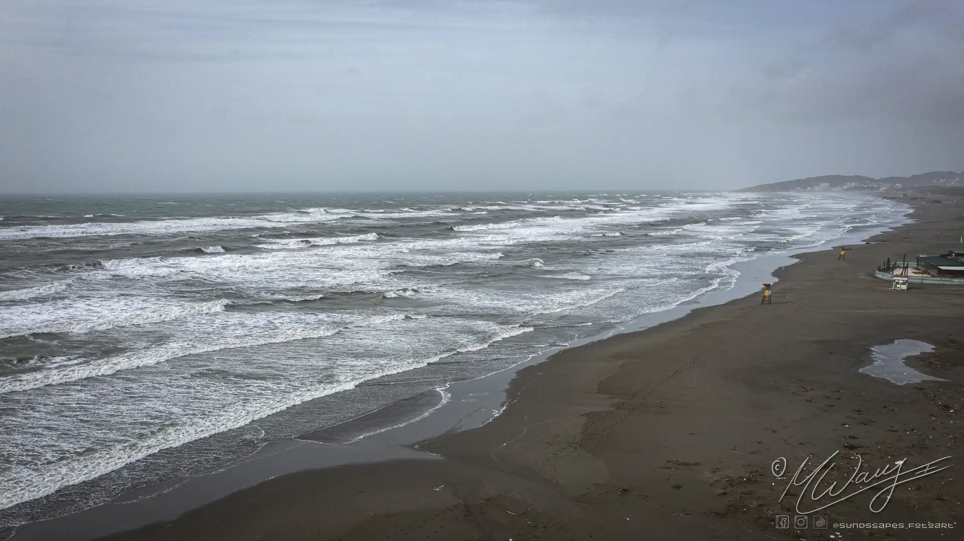 Meer mit schwarzem Sandstrand. Achtsamkeit am Meer.