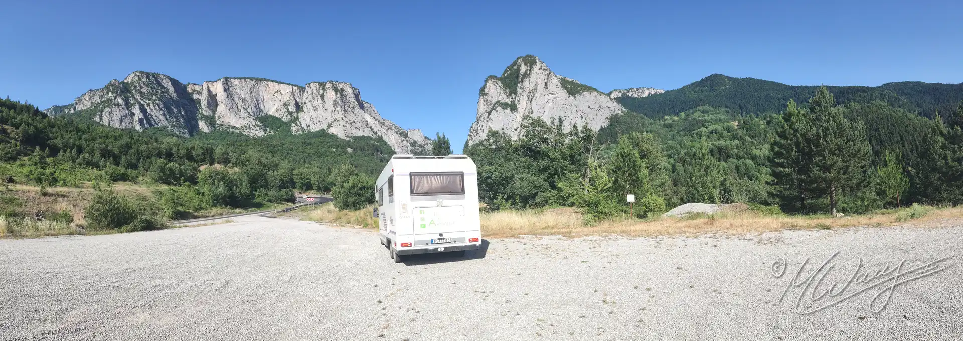 Camper auf einer Straße. Reiseberichte aus Europa und Asien von unserem Roadtrip