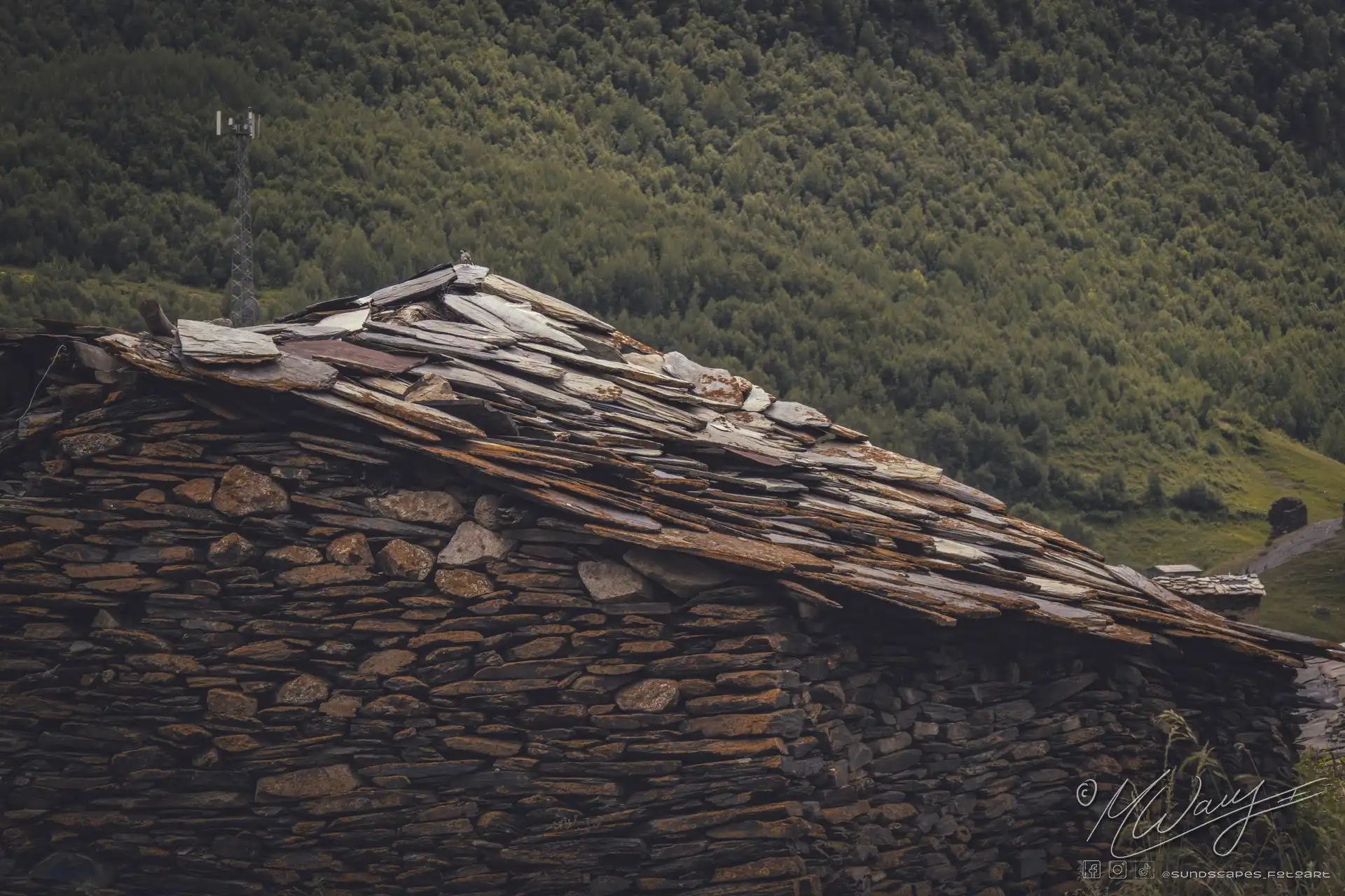 Ein Dach gedeckt mit Steinen aus den Bergen von Uschguli in Georgien