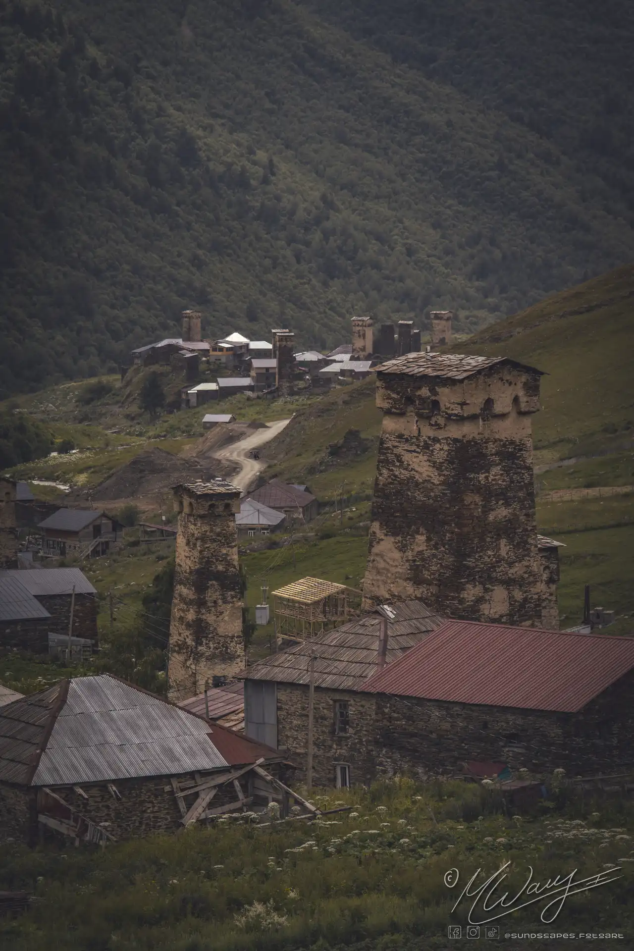 Ein Blick über das Dorf Uschguli in Georgien