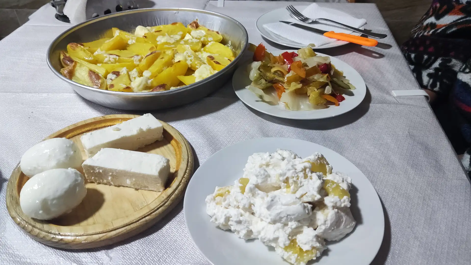 a table with plates of food in Vukel/Albanien