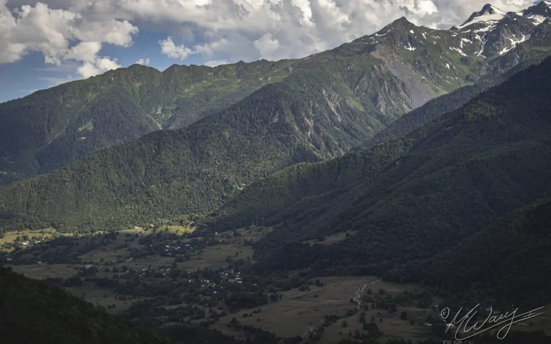 Berge vor blauem Himmel mit Schäfchenwolken. Innere Klarheit durch die Weite der Aussicht.