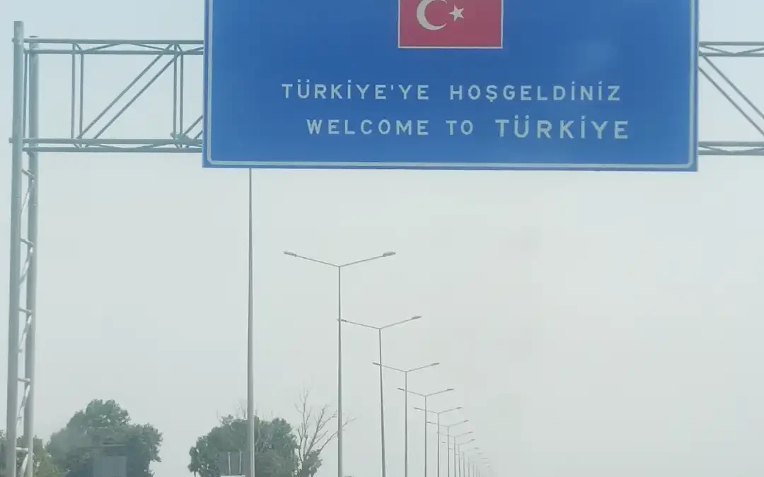 Grenzschild der Türkei auf dem Weg von Griechenland in die Nordtürkei. Aus dem fahrenden Camper fotografiert