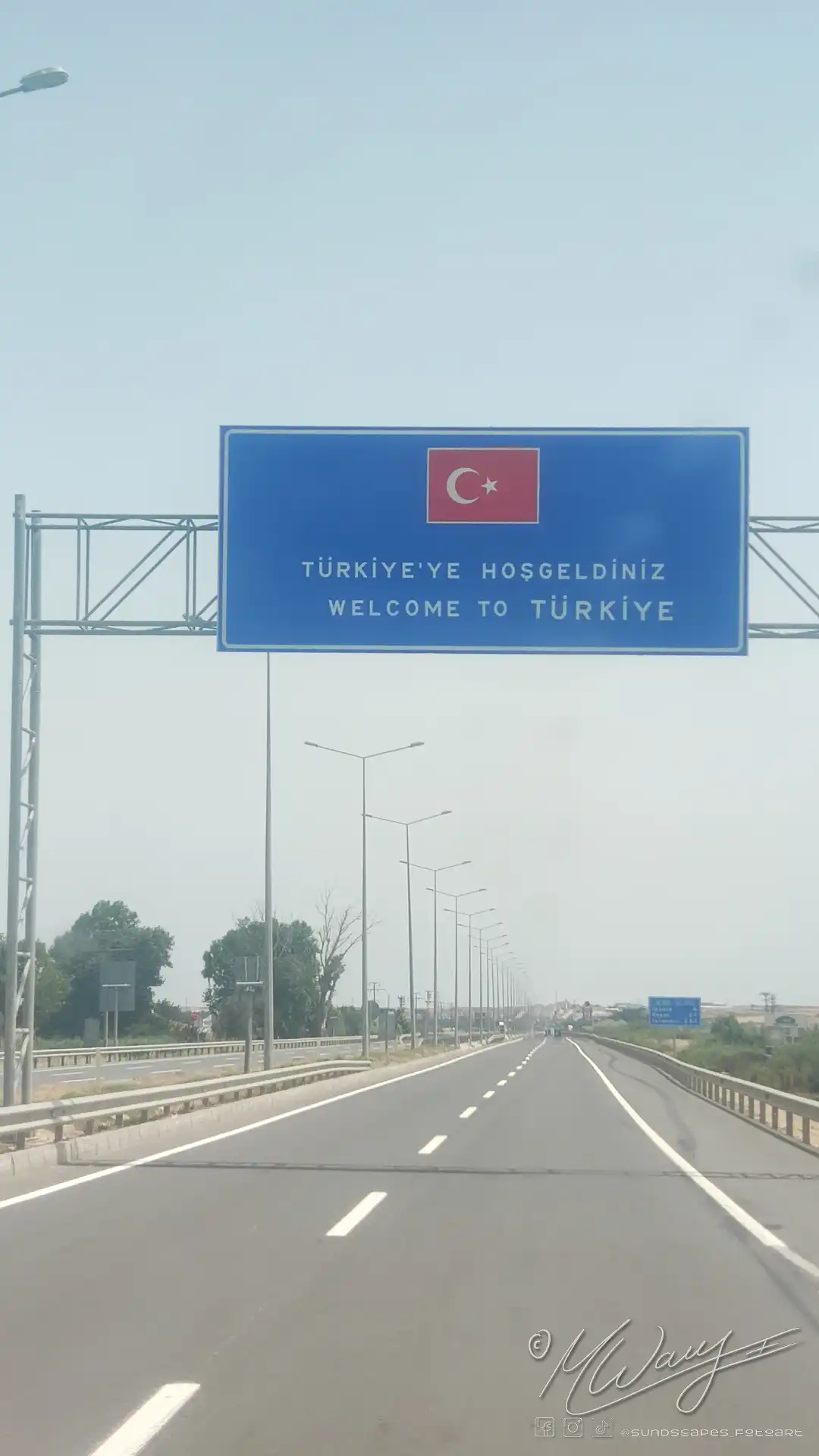 Grenzschild der Türkei auf dem Weg von Griechenland in die Nordtürkei. Aus dem fahrenden Camper fotografiert