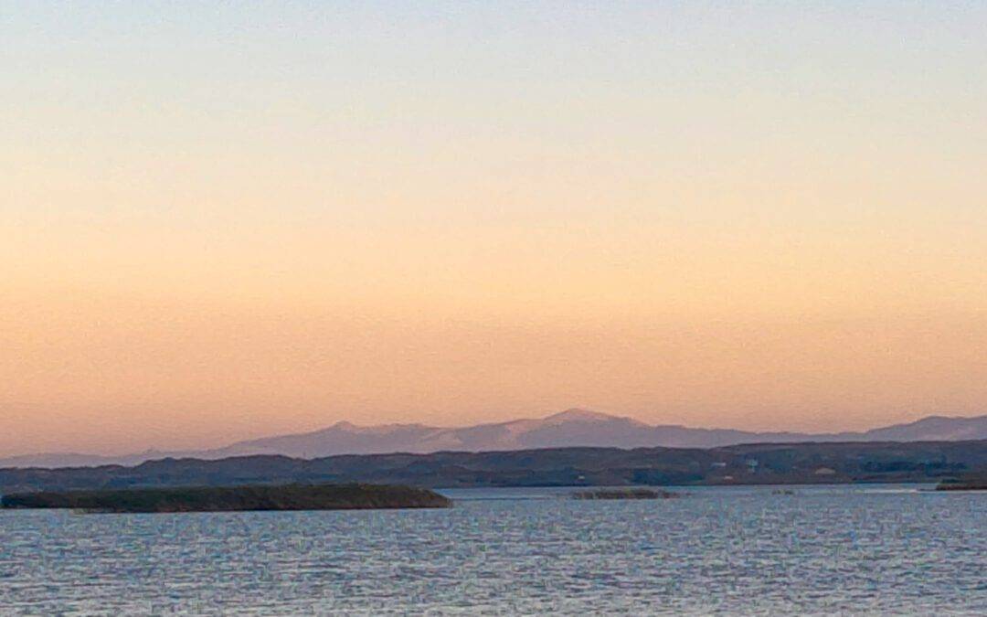 der Sewansee in Armenien bei Sonnenuntergang