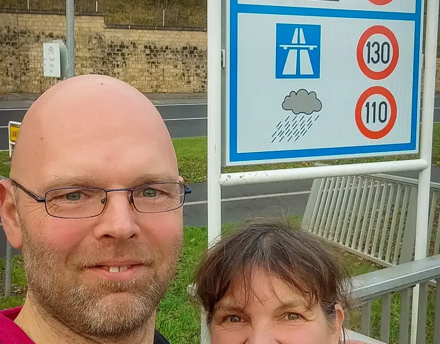 Die Grenze nach Frankreich. Schild mit Micha und Tanja beim Vanlife Alltag im Ausland - Grenzübertritt