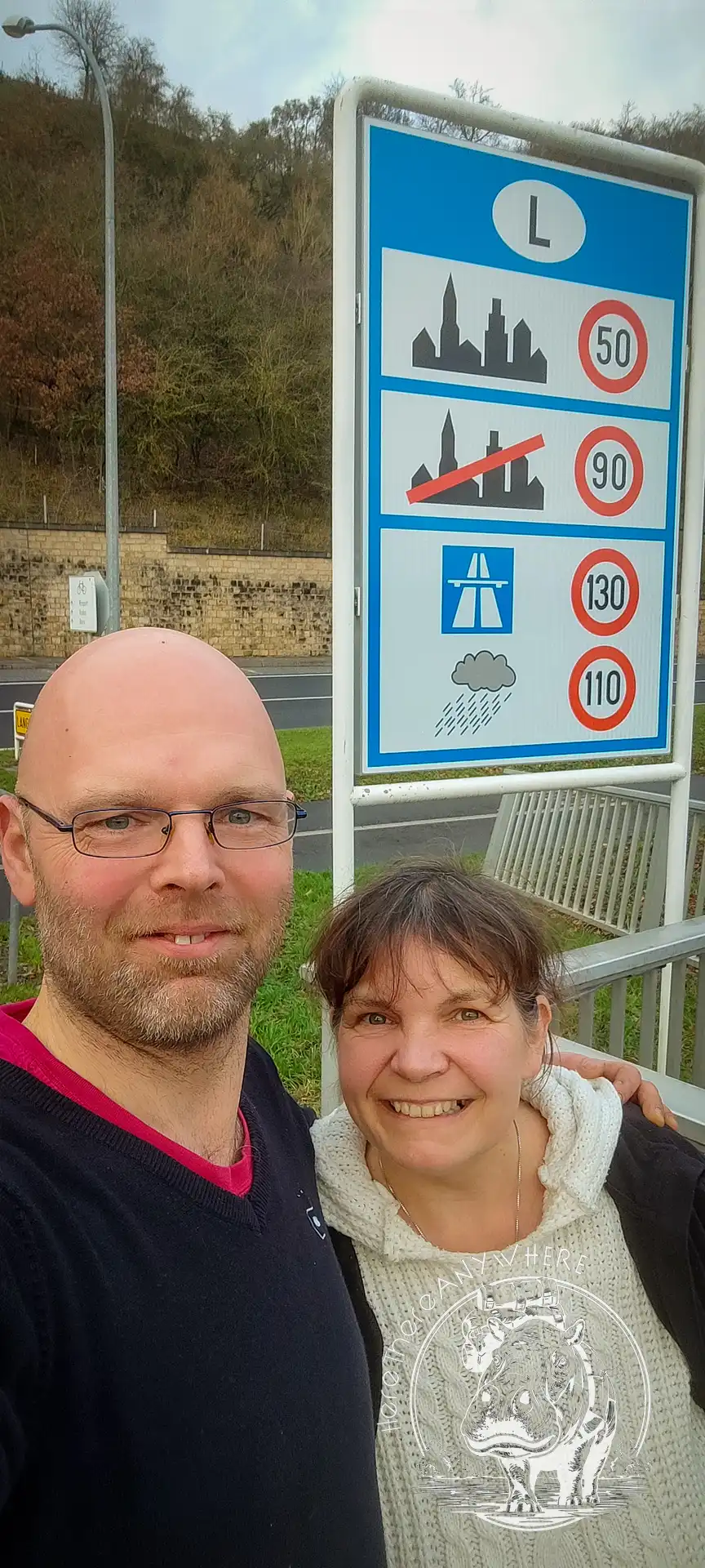 Die Grenze nach Frankreich. Schild mit Micha und Tanja beim Vanlife Alltag im Ausland - Grenzübertritt