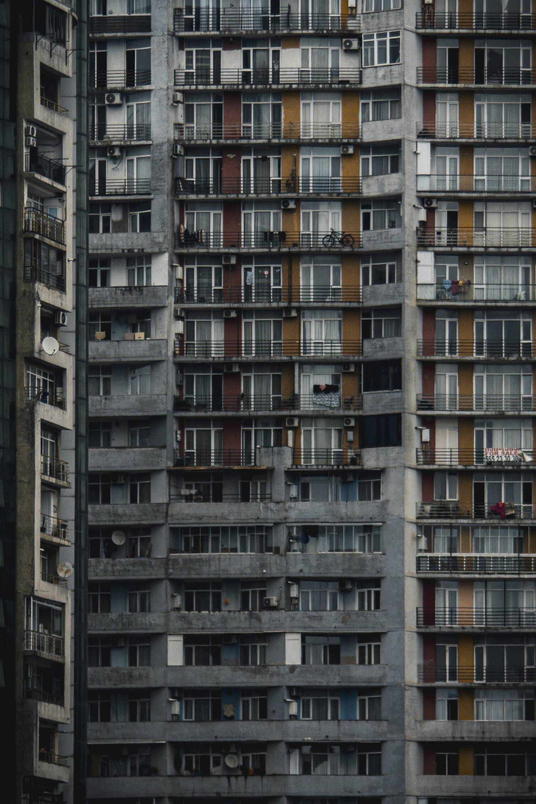 Fotodruck Batumi/Georgien eine graue Hochhaus-Fassade