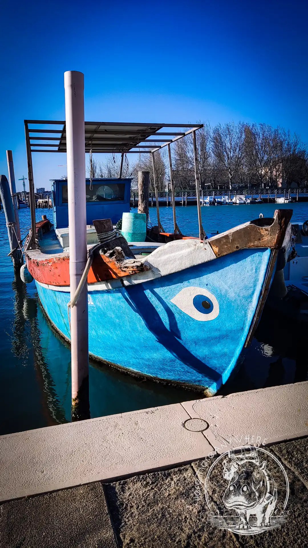 Ein Fischerboot in blau mit einem aufgemalten Auge