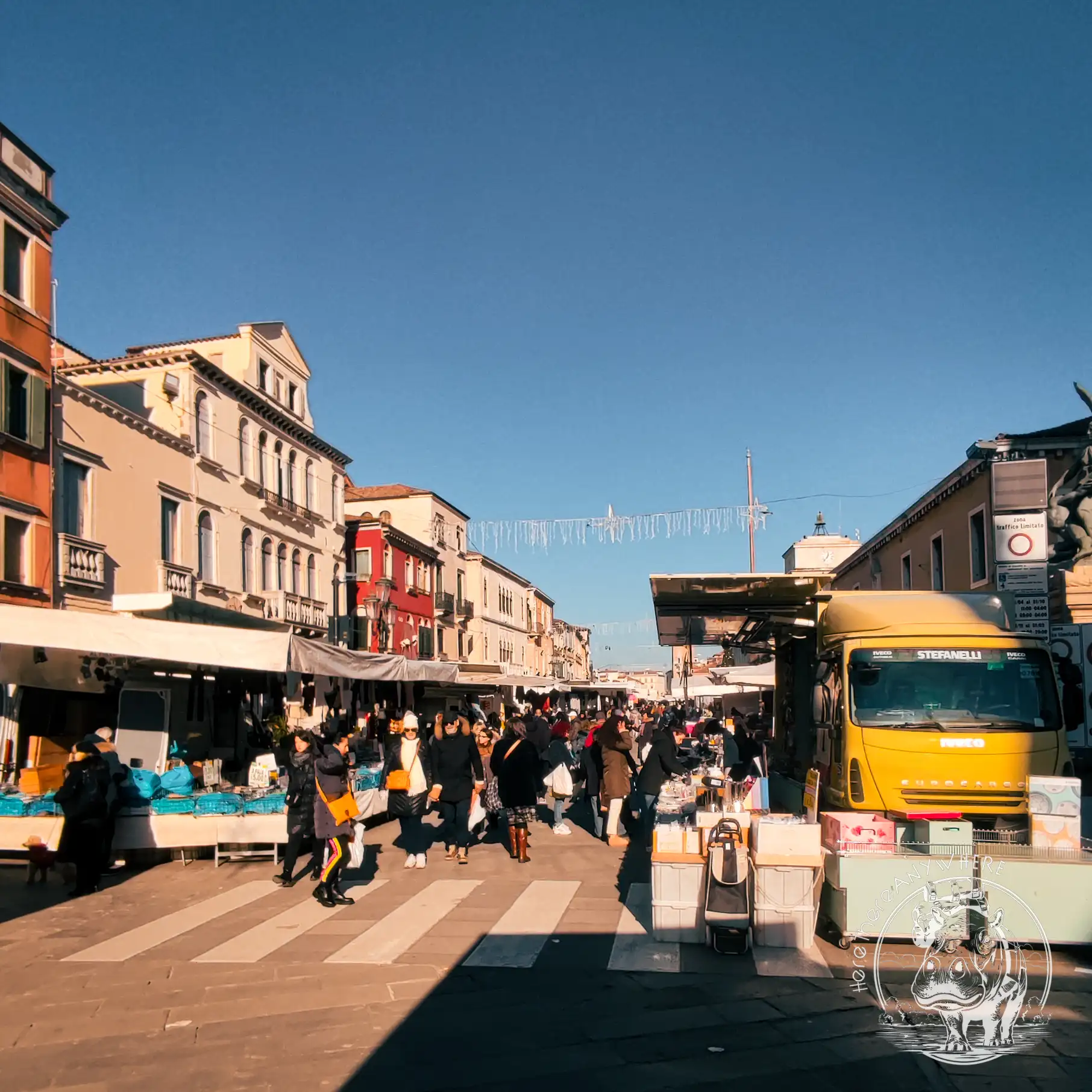 Markt in Chioggia in Norditalien. Marktstände und Häuser