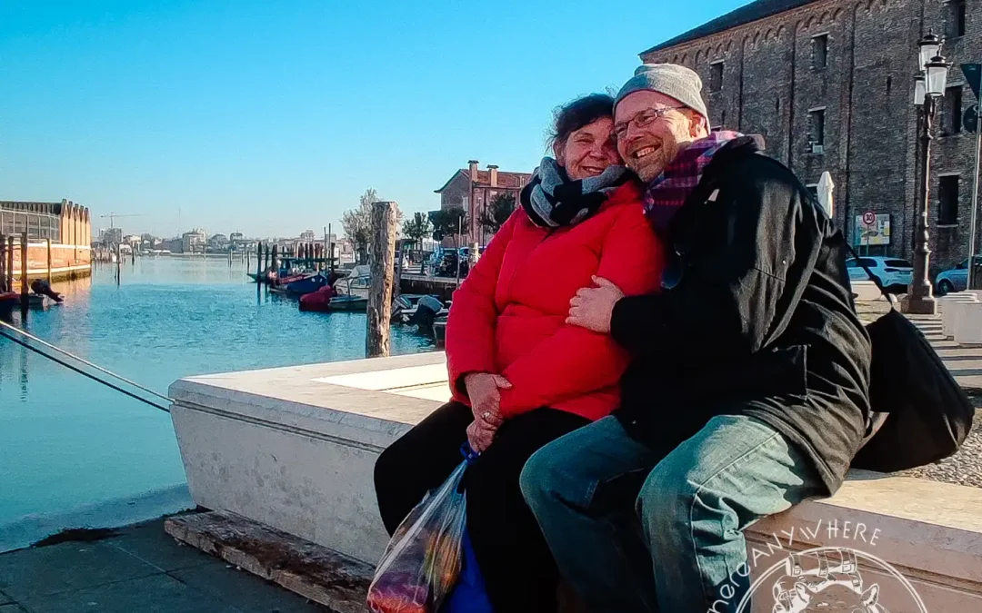 Micha und Tanja sitzen am Kanal - Vanlife in Chioggia