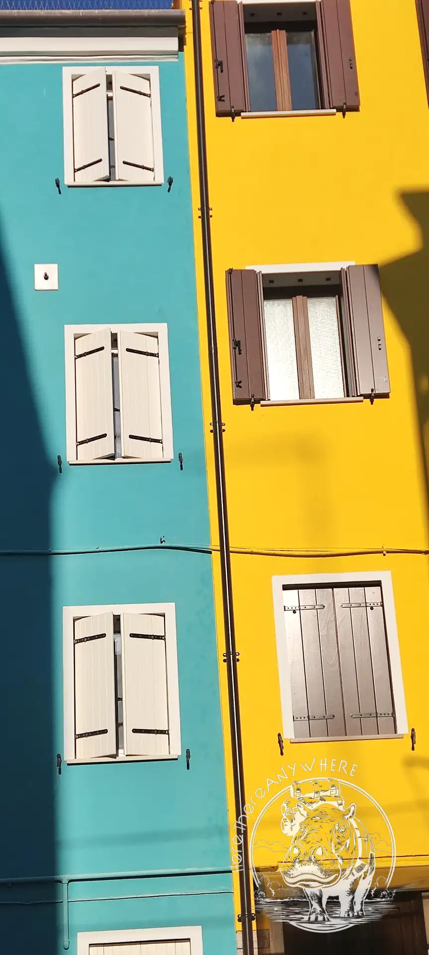 gelbe und türkisfarbene Hausfassade in Chioggia