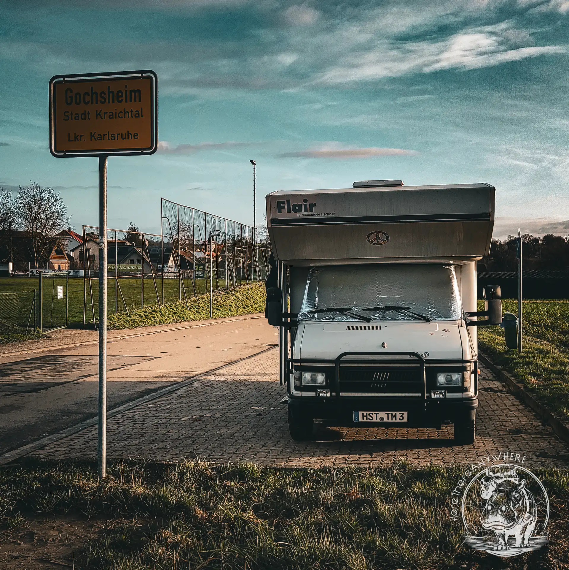 Ortschild von Kraichtal-Gochsheim mit dem Wohnmobil