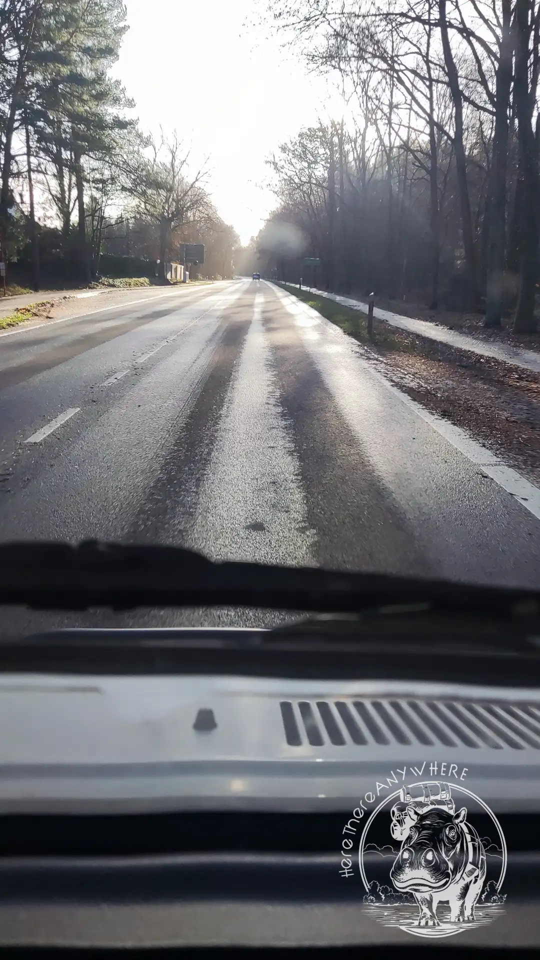 Winterliche Straße in Deutschland, fotografiert aus unserem Wohnmobil.