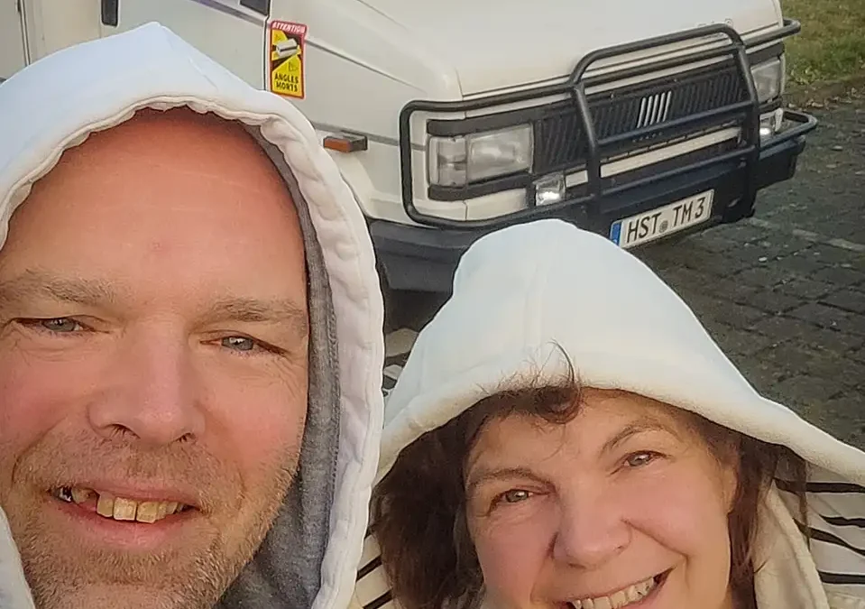 Tanja und Micha vor dem Camper. Start ins Vanlife Abenteuer