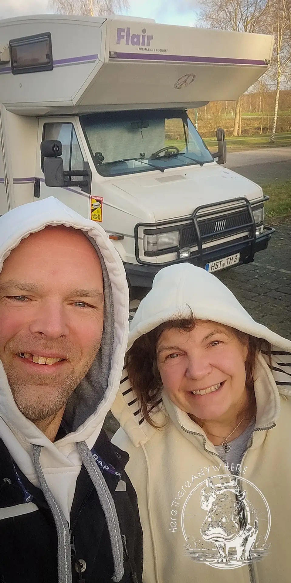 Tanja und Micha vor dem Camper. Start ins Vanlife Abenteuer