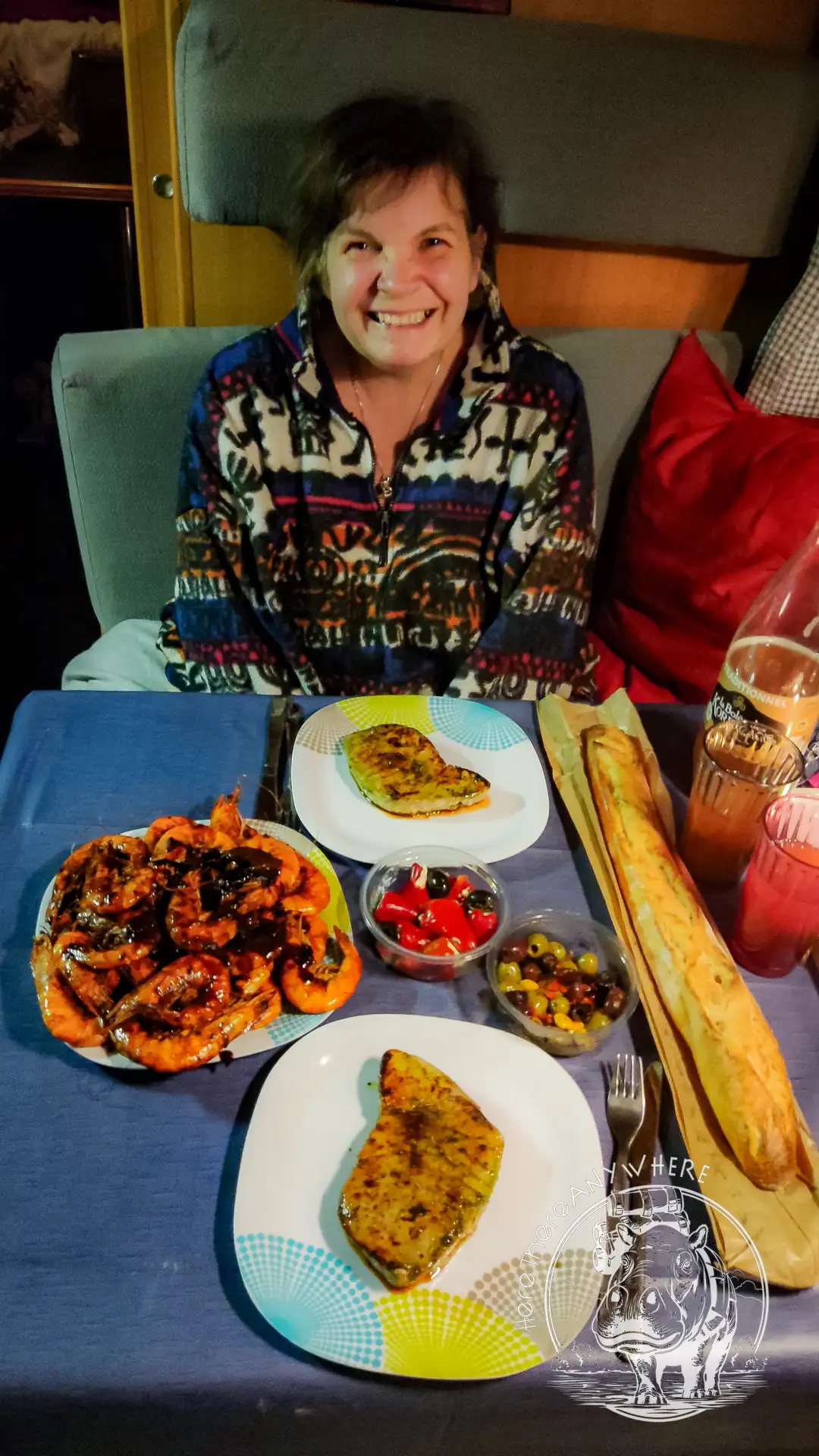 Tanja am gedeckten Tisch. Abendessen im Wohnmobil im Elsass