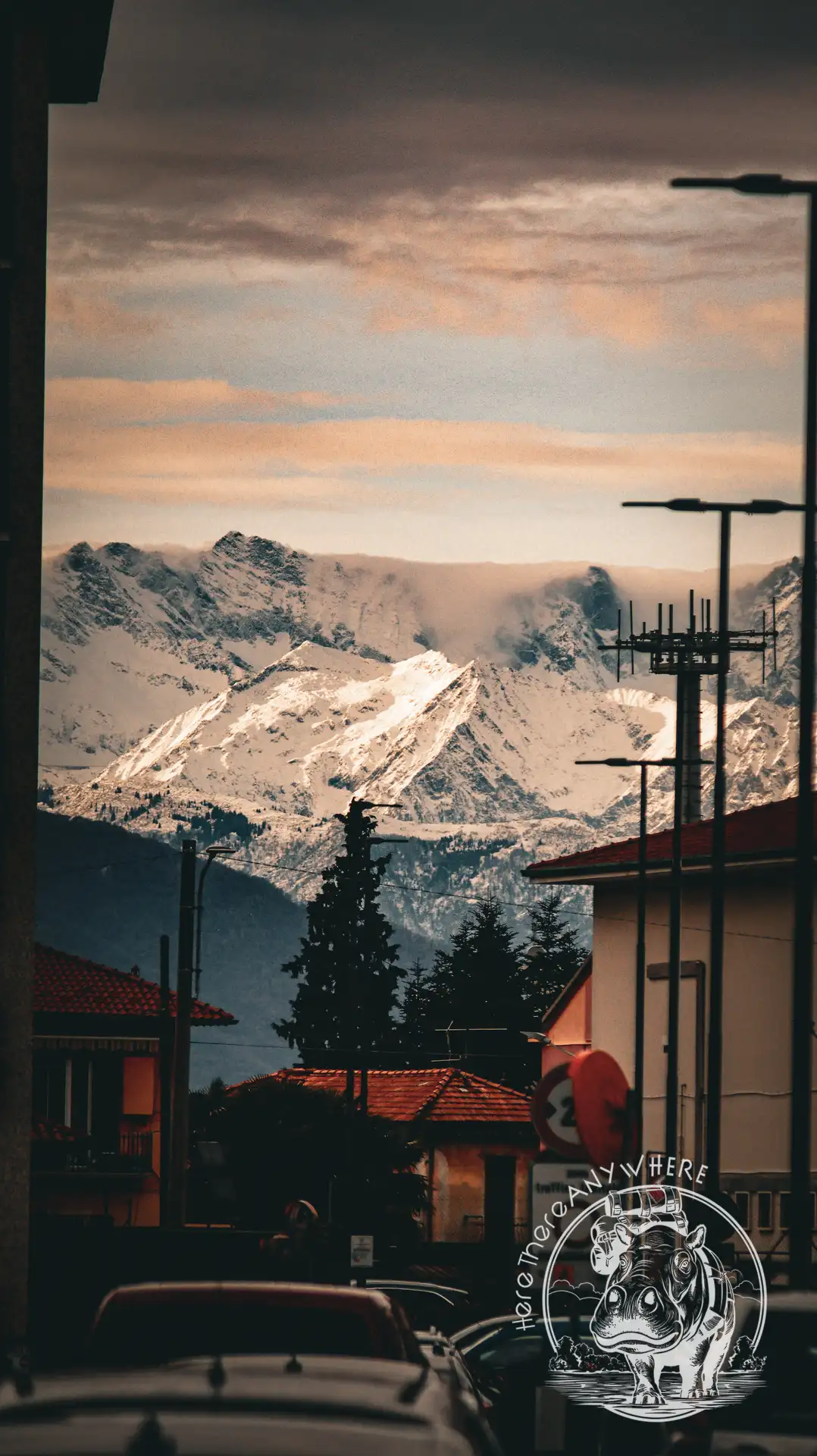 Blick im Dorf am Lago Iseo. Häuser und Berge im Hintergrund.