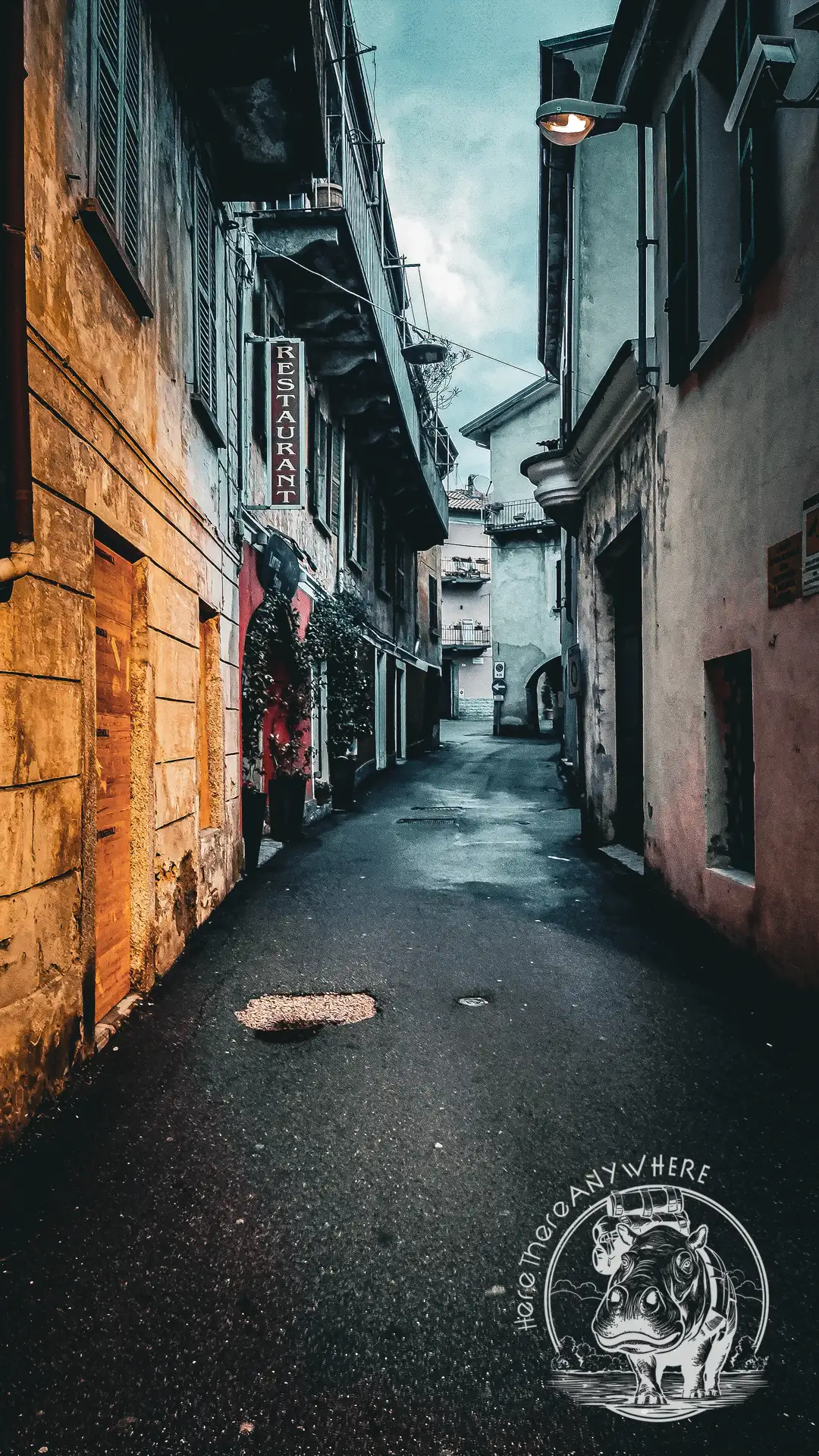 Gasse in einem Dorf am Lago Iseo. Rechts und links stehen Häuser.