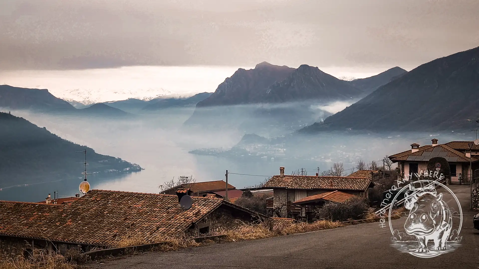 Der See I Laghi inmitten von Bergen und einem Dorf am Seeufer. Vanlife in Chhioggia