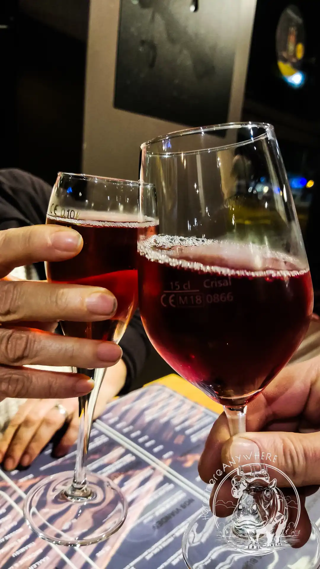 Zwei Gläser mit Rotwein in Luxemburg genossen