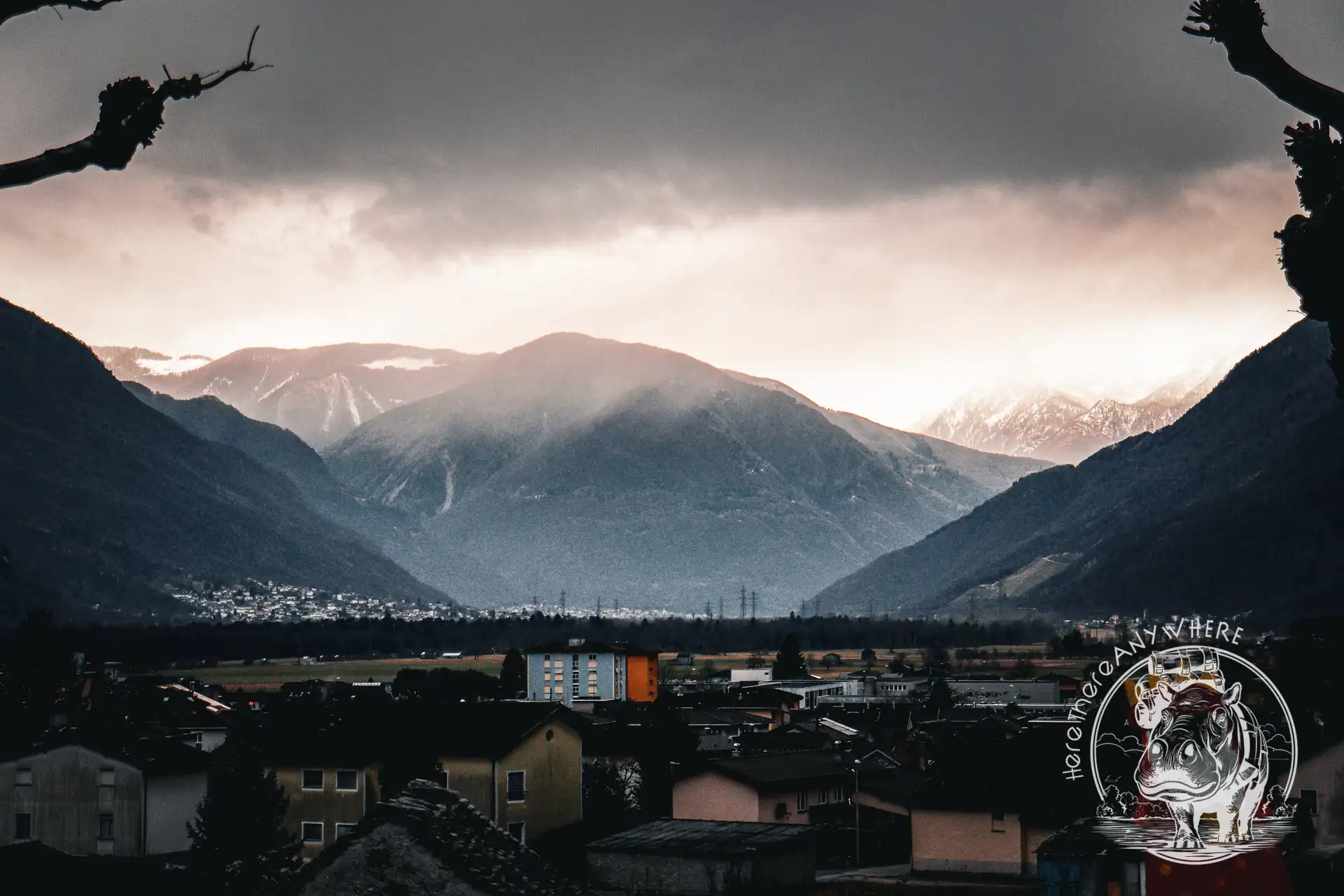 Berge von Tessin im Nebel. 