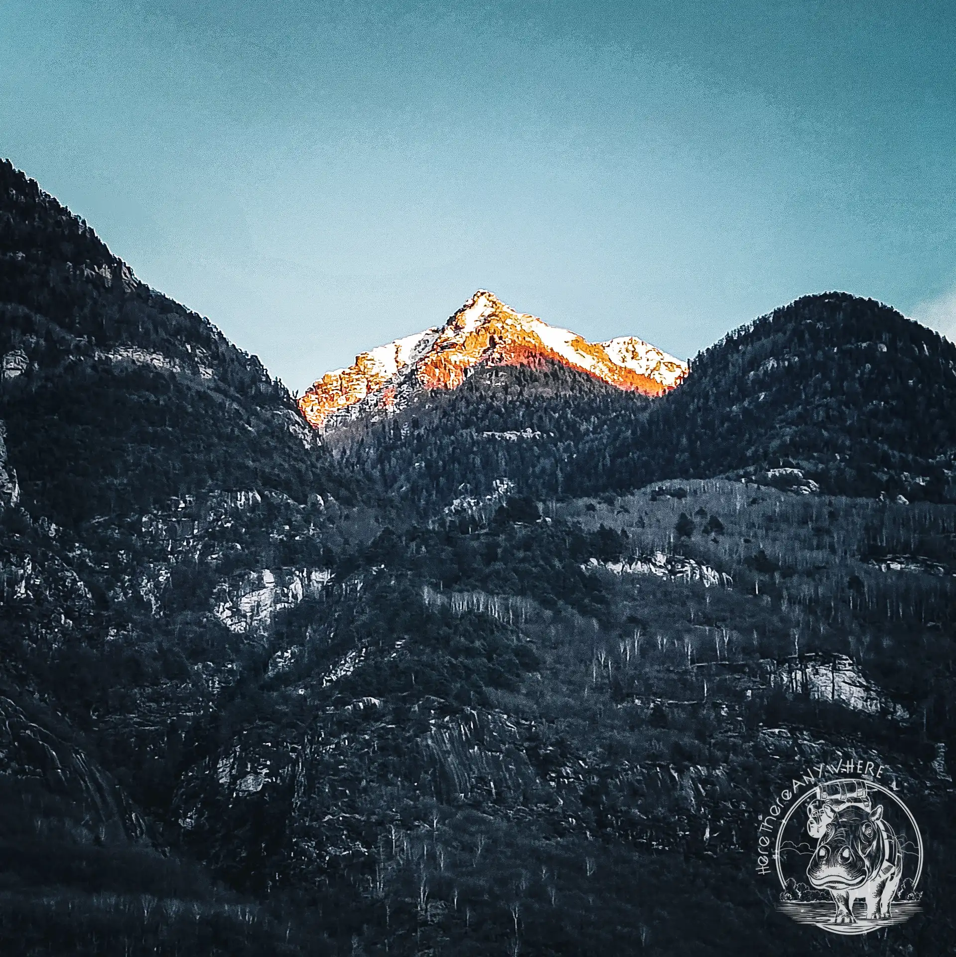 Tessin in der Schweiz - beeindruckende Berge vor blauem Himmel.