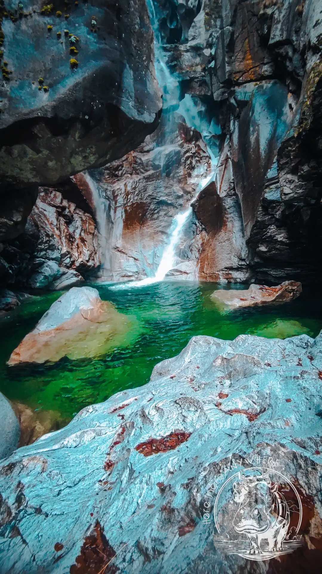 Ein Wasserfall im Tessin in der Schweiz