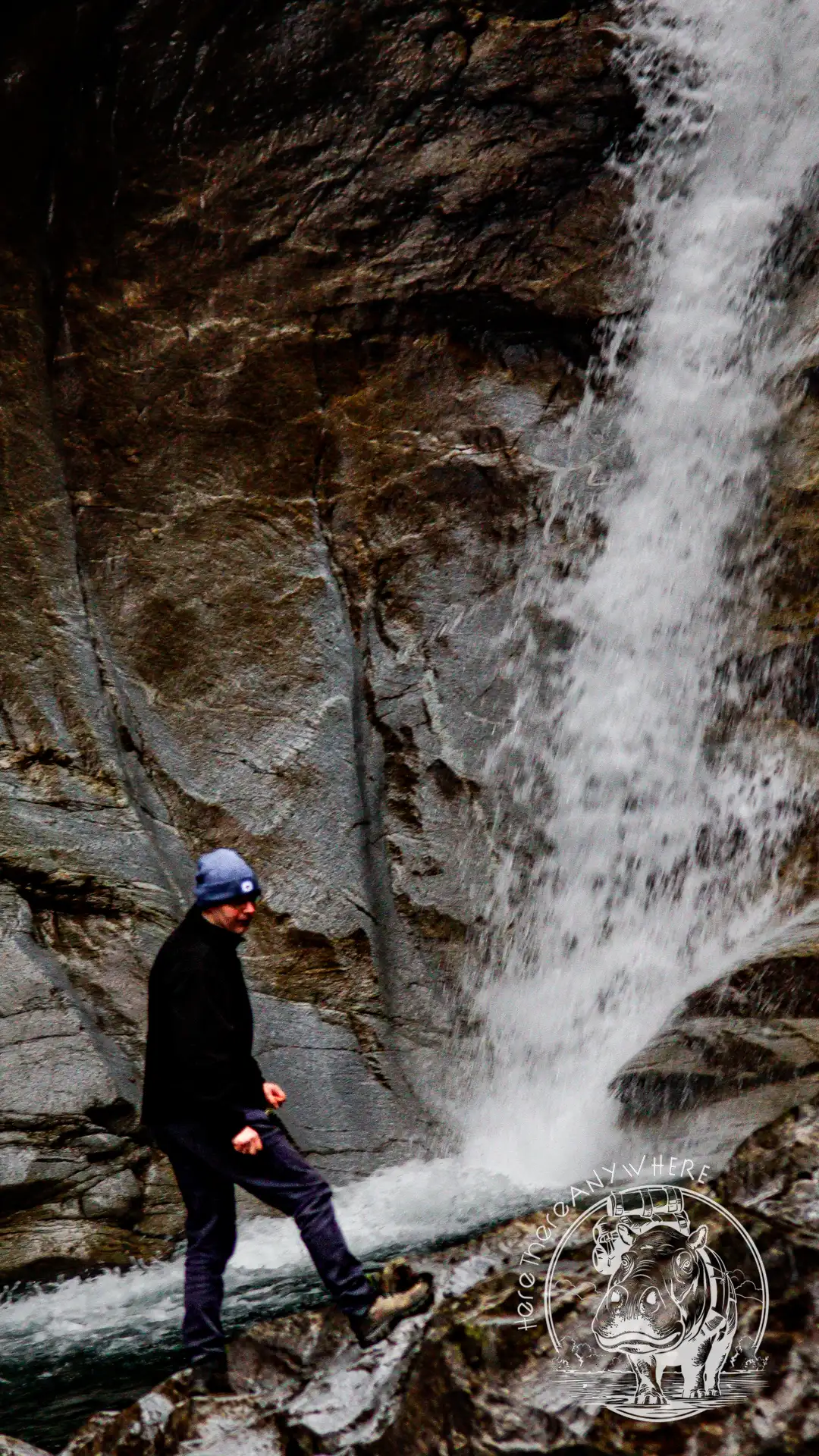 Micha vor einem Wasserfall im Tessin