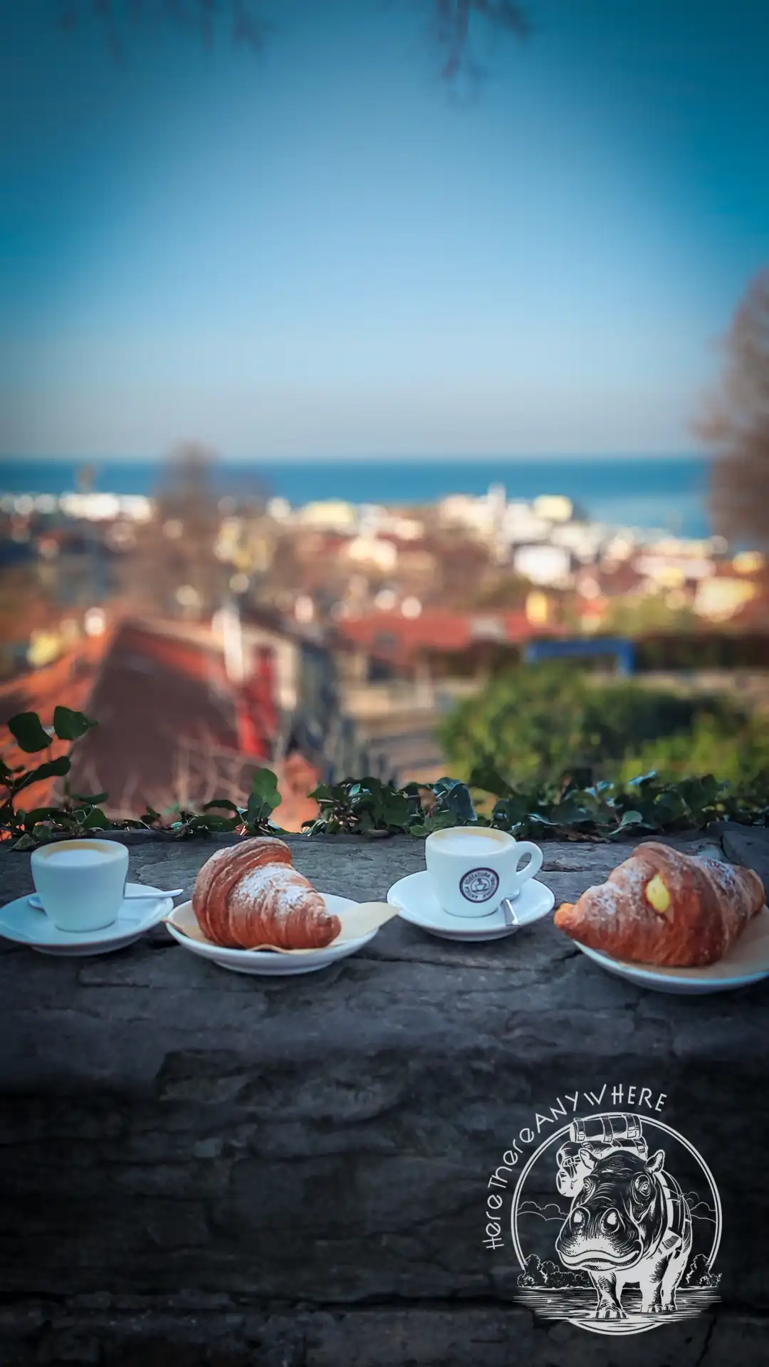 Zwei Cappo und Croissants vor der Kulisse in Triest.